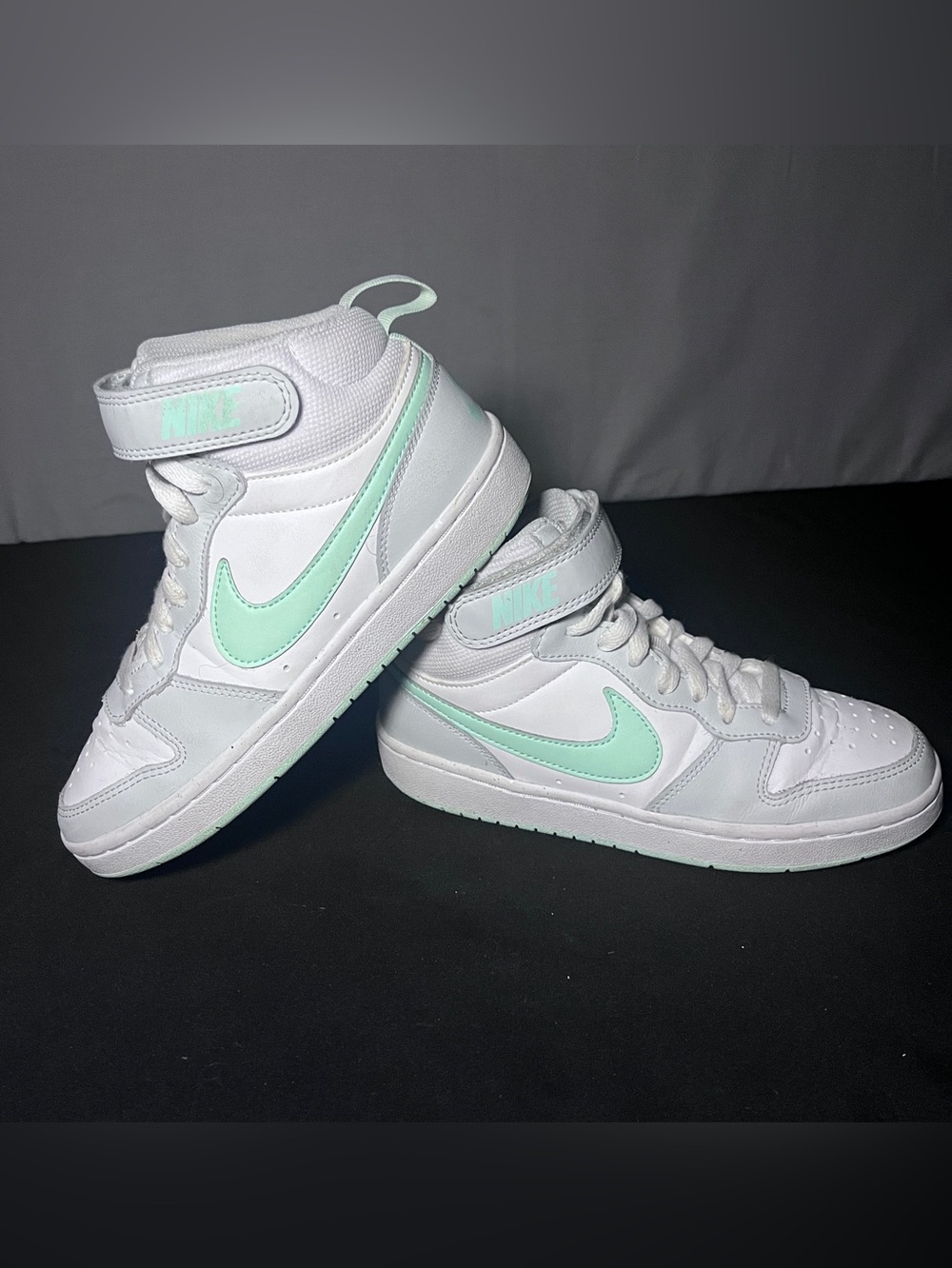 Nike Kids' Court Borough Mid 2 sneakers Size 4